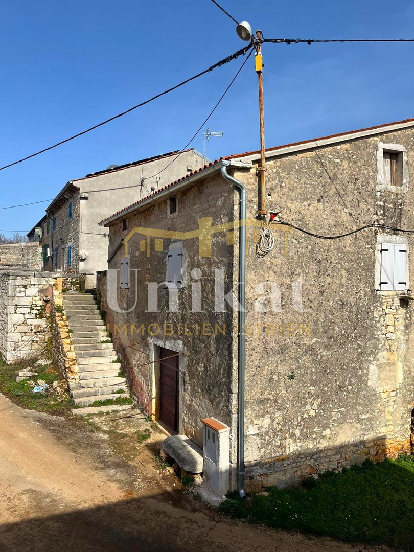 Casa in pietra vicino a Višnjan da completare